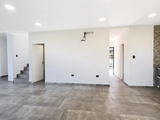 Foto 14 de Casa Venta 7 AMBIENTES EZEIZA !! ACEPTA FINANCIACION !! USS 300.000   CUOTAS