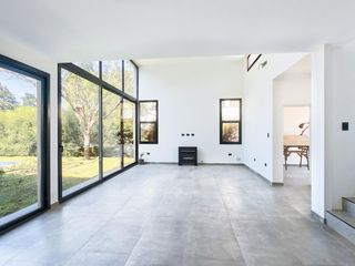 Foto 8 de Casa Venta 7 AMBIENTES EZEIZA !! ACEPTA FINANCIACION !! USS 300.000   CUOTAS