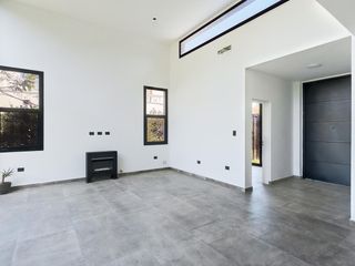 Foto 9 de Casa Venta 7 AMBIENTES EZEIZA !! ACEPTA FINANCIACION !! USS 300.000   CUOTAS