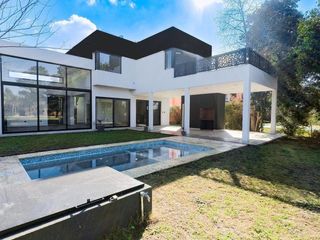 Foto 1 de Casa Venta 7 AMBIENTES EZEIZA !! ACEPTA FINANCIACION !! USS 300.000   CUOTAS
