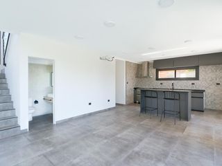 Foto 15 de Casa Venta 7 AMBIENTES EZEIZA !! ACEPTA FINANCIACION !! USS 300.000   CUOTAS