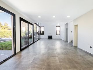 Foto 6 de Casa Venta 7 AMBIENTES EZEIZA !! ACEPTA FINANCIACION !! USS 300.000   CUOTAS