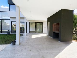Foto 43 de Casa Venta 7 AMBIENTES EZEIZA !! ACEPTA FINANCIACION !! USS 300.000   CUOTAS