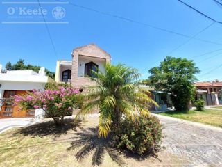 Foto 2 de Casa de 5 ambientes, en venta. Terminaciones de gran calidad y jardín.