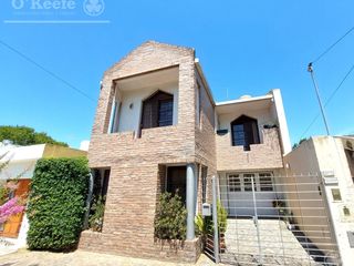 Foto 1 de Casa de 5 ambientes, en venta. Terminaciones de gran calidad y jardín.