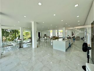 Foto 9 de VENTA CASA CON PLAYA SEMI-PRIVADA & VISTA AL MAR EN PRIMERA LINEA