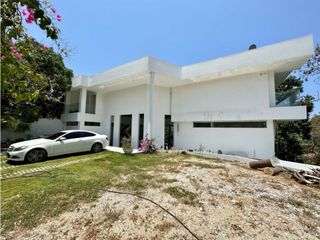 Foto 5 de VENTA CASA CON PLAYA SEMI-PRIVADA & VISTA AL MAR EN PRIMERA LINEA