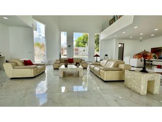 Foto 12 de VENTA CASA CON PLAYA SEMI-PRIVADA & VISTA AL MAR EN PRIMERA LINEA