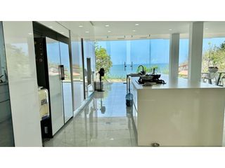 Foto 15 de VENTA CASA CON PLAYA SEMI-PRIVADA & VISTA AL MAR EN PRIMERA LINEA