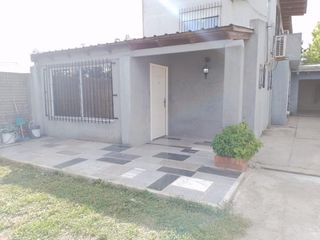 Foto 1 de Casa en venta - 4 Dormitorios 2 Baños - Cochera - 400Mts2 - Los Hornos