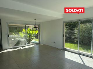 Foto 12 de Casa Santa Elena, con 3 cuartos y escritorio. Pileta, parrilla, piscina. Excelente.
