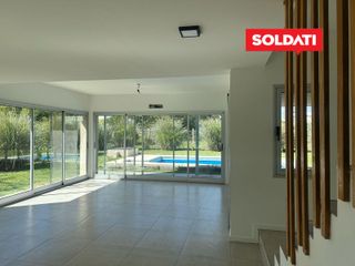 Foto 6 de Casa Santa Elena, con 3 cuartos y escritorio. Pileta, parrilla, piscina. Excelente.