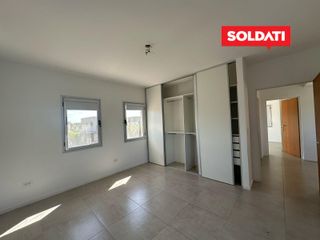 Foto 32 de Casa Santa Elena, con 3 cuartos y escritorio. Pileta, parrilla, piscina. Excelente.