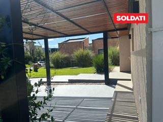 Foto 46 de Casa Santa Elena, con 3 cuartos y escritorio. Pileta, parrilla, piscina. Excelente.
