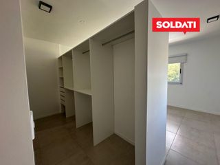 Foto 19 de Casa Santa Elena, con 3 cuartos y escritorio. Pileta, parrilla, piscina. Excelente.