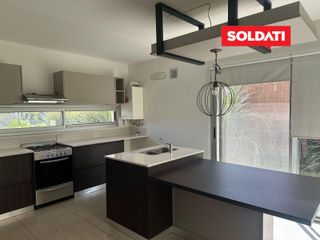 Foto 11 de Casa Santa Elena, con 3 cuartos y escritorio. Pileta, parrilla, piscina. Excelente.