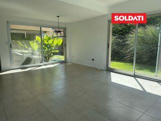 Foto 3 de Casa Santa Elena, con 3 cuartos y escritorio. Pileta, parrilla, piscina. Excelente.