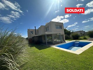 Foto 45 de Casa Santa Elena, con 3 cuartos y escritorio. Pileta, parrilla, piscina. Excelente.