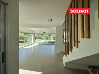 Foto 13 de Casa Santa Elena, con 3 cuartos y escritorio. Pileta, parrilla, piscina. Excelente.