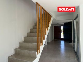 Foto 4 de Casa Santa Elena, con 3 cuartos y escritorio. Pileta, parrilla, piscina. Excelente.