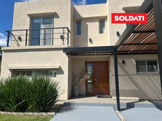 Foto 44 de Casa Santa Elena, con 3 cuartos y escritorio. Pileta, parrilla, piscina. Excelente.