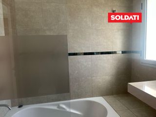 Foto 35 de Casa Santa Elena, con 3 cuartos y escritorio. Pileta, parrilla, piscina. Excelente.