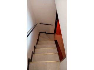 Foto 3 de MOBLADA Casa tresniveles.GranGranada 100Mts,4alc,2baño,patio YG/MD