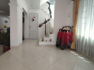 Foto 6 de ¡Vive en grande! Casa amplia de 4 habitaciones en Lomas de Monteserrín. Seguridad y confort total.