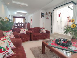 Foto 1 de ¡Vive en grande! Casa amplia de 4 habitaciones en Lomas de Monteserrín. Seguridad y confort total.