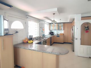 Foto 3 de ¡Vive en grande! Casa amplia de 4 habitaciones en Lomas de Monteserrín. Seguridad y confort total.