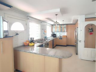 Foto 9 de ¡Vive en grande! Casa amplia de 4 habitaciones en Lomas de Monteserrín. Seguridad y confort total.