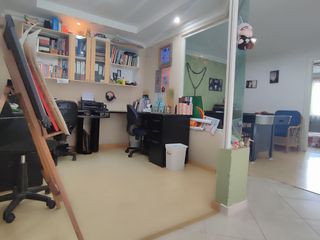 Foto 12 de ¡Vive en grande! Casa amplia de 4 habitaciones en Lomas de Monteserrín. Seguridad y confort total.
