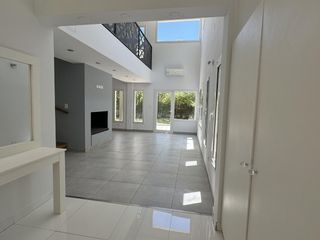 Foto 2 de Oportunidad, casa en la Pelegrina