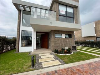 Foto 1 de Vendemos hermosa casa en chía