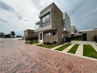 Foto 2 de Vendemos hermosa casa en chía