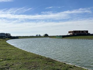 Foto 1 de Lote a la Laguna en Los Puentes - Nordelta
