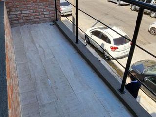 Foto 4 de Oficina en  alquiler. z/Guemes. Al frente. Primer piso . con balcón