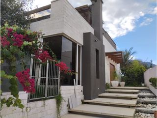 Foto 1 de Cumbayá, Casa en Renta, 600m2, 5 Habitaciones