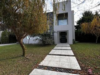 Foto 2 de Venta Casa 6 Ambientes a La Laguna en El Cantón Islas Escobar