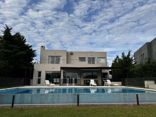 Foto 1 de Venta Casa 6 Ambientes a La Laguna en El Cantón Islas Escobar