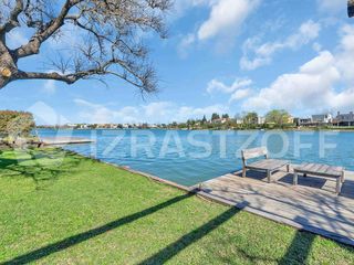 Foto 4 de Casa en venta en Santa Bárbara, Tigre, a la laguna central con excelente vista y orientación