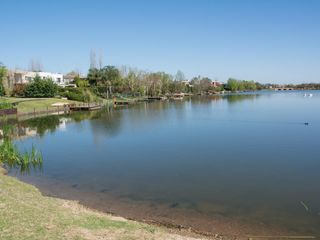 Foto 96 de Casa en venta en Santa Bárbara, Tigre, a la laguna central con excelente vista y orientación