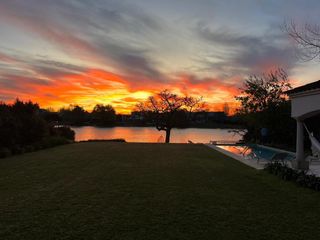 Foto 2 de Casa en venta en Santa Bárbara, Tigre, a la laguna central con excelente vista y orientación
