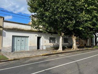 Foto 1 de Casa en venta - 4 dormitorios 1 baño 1 toilette - parrilla jardin - 315 mts2 - Las Flores