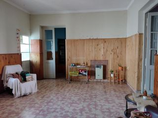 Foto 2 de Casa en venta - 4 dormitorios 1 baño 1 toilette - parrilla jardin - 315 mts2 - Las Flores