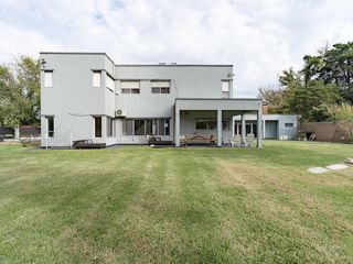 Foto 1 de Casa en Venta en Funes. 10 ambientes.