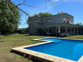 Foto 2 de Casa en Venta en Funes. 10 ambientes.