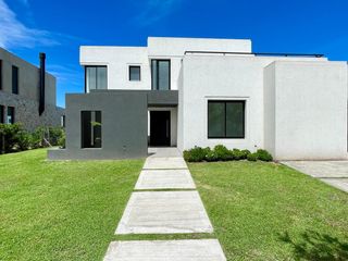 Foto 2 de Casa en Venta en Canton al Golf - Canton Golf - vista al lago