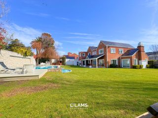 Foto 5 de Espectacular chalet con piscina en Barrio Los Troncos - Alquiler Temporario