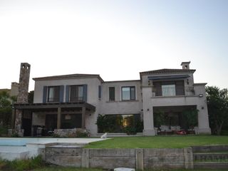 Foto 2 de Casa con 4 dormitorios en venta   en  Santa Barbara